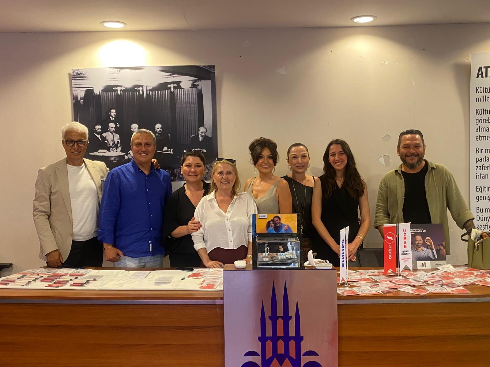 İşitme engellililer ile ilgili sponsor masası